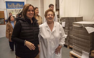 La terronera Herminia Marín, el ballador Víctor González i les festes de Sant Lluc rebran la insígnia d’or de Xixona